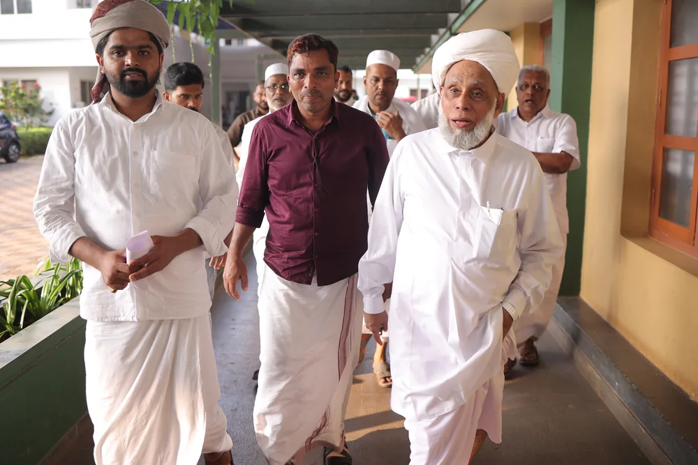 Jifri Thangal visiting the KMO campus